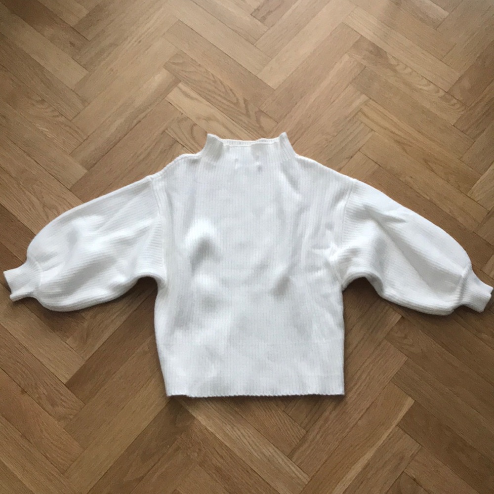Line + dot white sweater